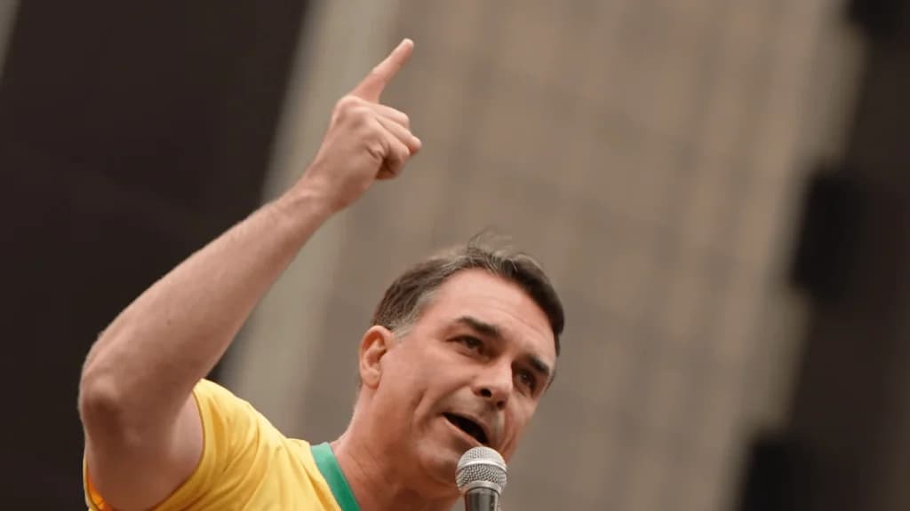 Flávio chama reajuste do Bolsa Família de “ato de desespero” de Lula