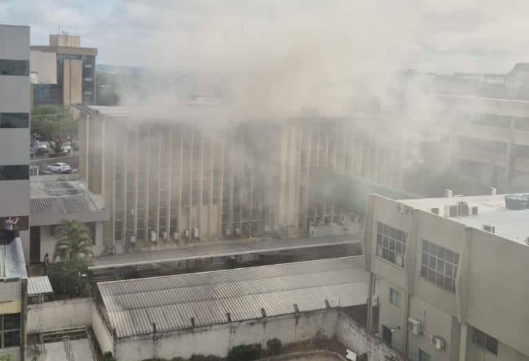 Vídeo: prédio da Justiça Federal em Manaus é evacuado após incêndio