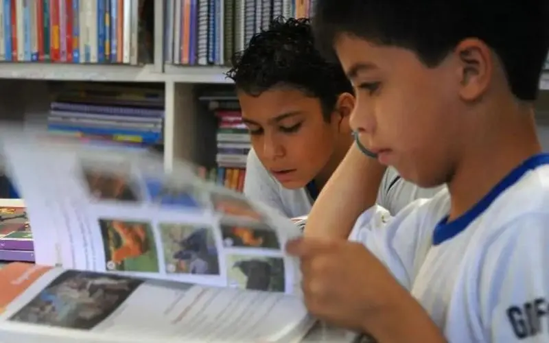 Pisa 2025: 67% dos alunos mais pobres no Brasil não atingem nível mínimo de leitura