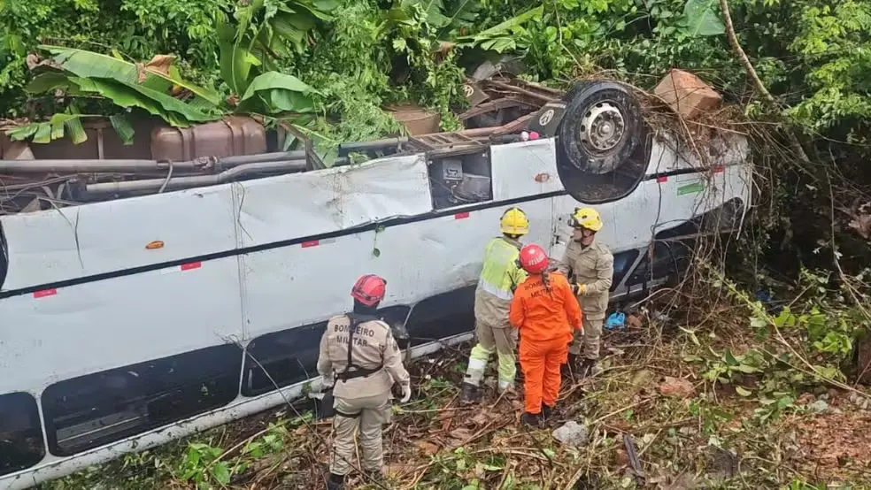 Quatro pessoas seguem internadas após micro-ônibus cair em ribanceira na BR-174