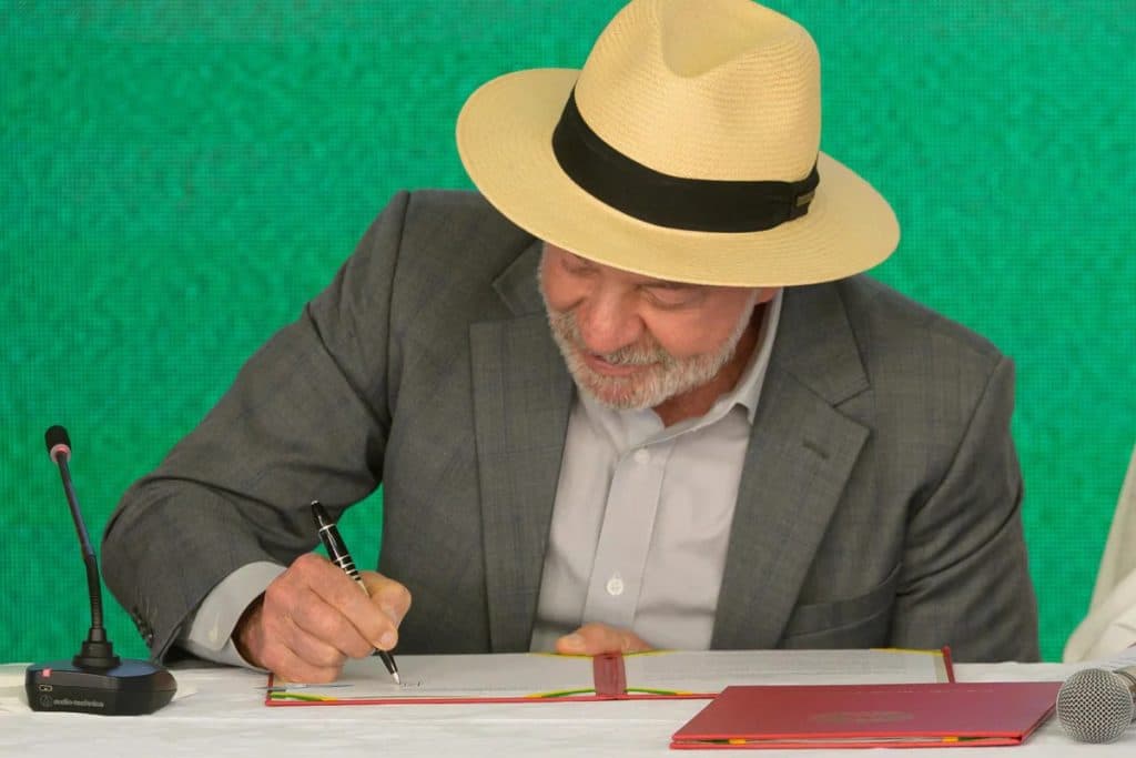 Lula sanciona fim da “taxa das blusinhas”