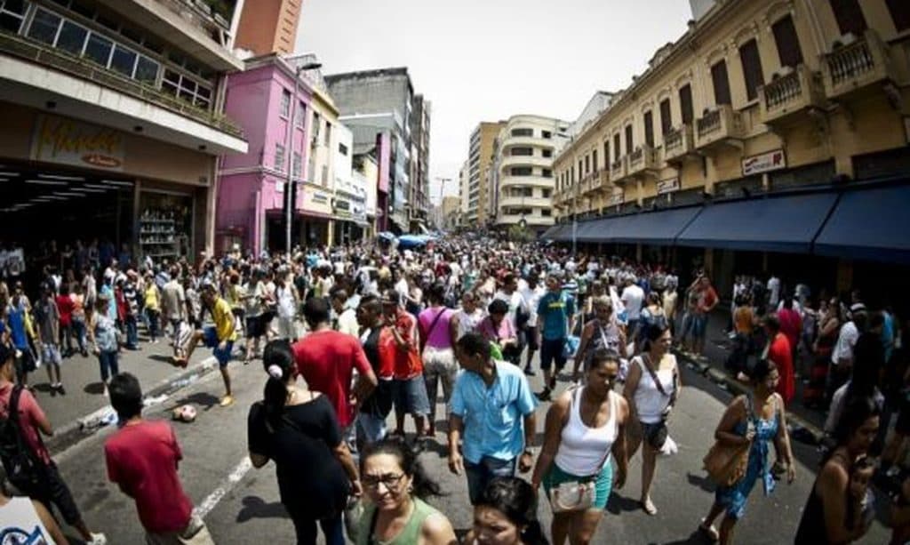 Emprego e inadimplência batem recorde no Brasil, segundo IBGE