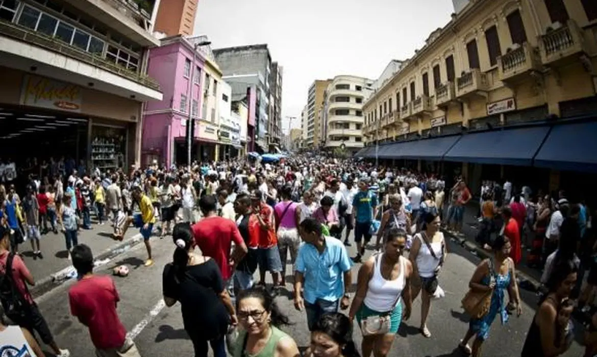 Emprego e inadimplência batem recorde no Brasil, segundo IBGE