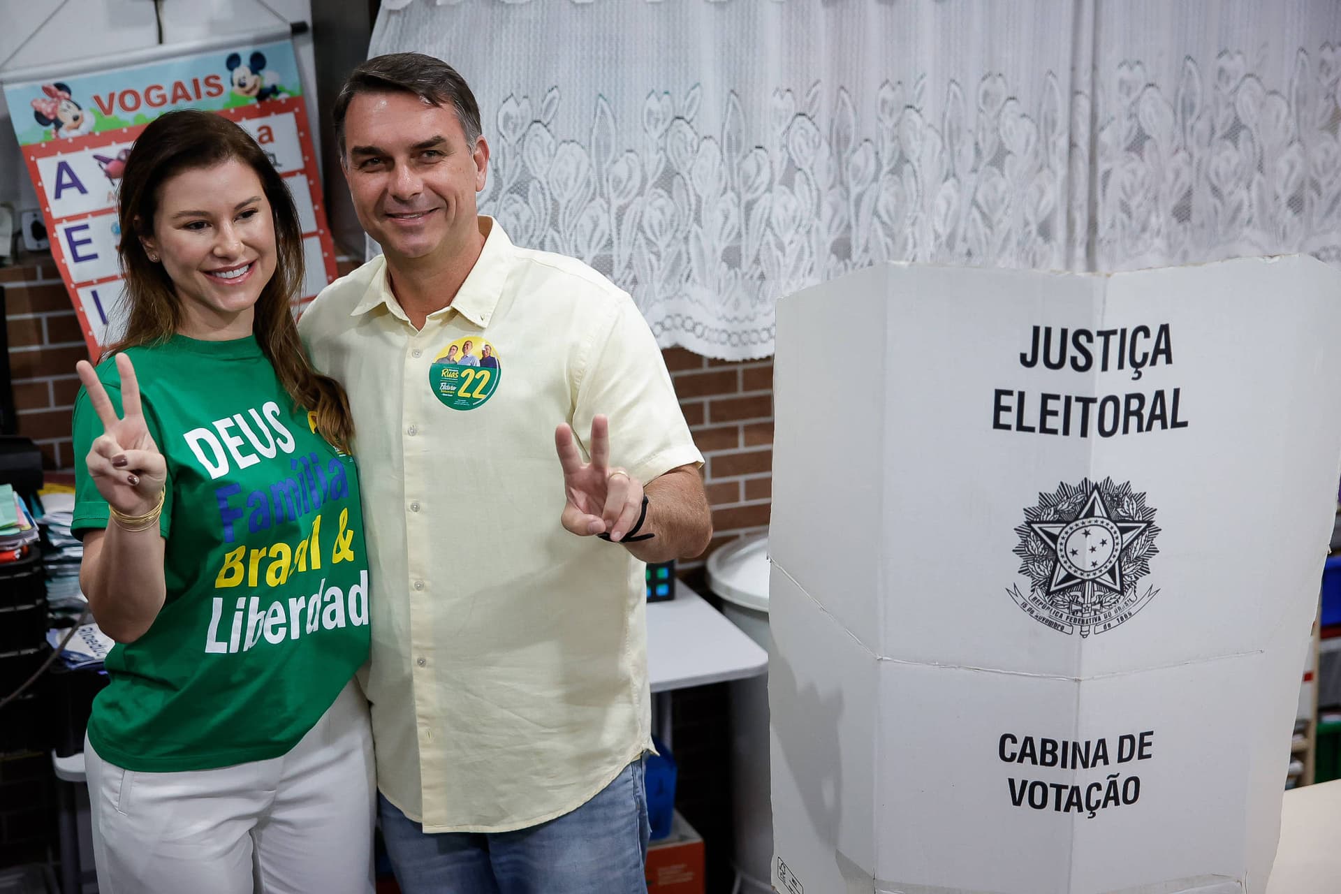 Flávio Bolsonaro vota em escola na Zona Norte do Rio