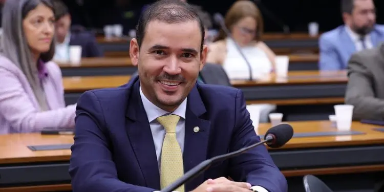 Vicentinho Júnior vence eleição para o governo do Tocantins