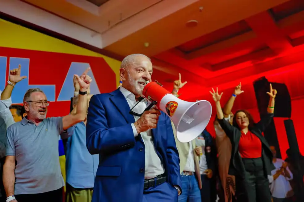 Lula diz ser único candidato “antissistema” e defende mudança no STF