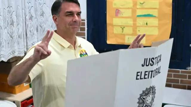 Após votar, Flávio Bolsonaro fala em “voto de revolta” para vencer no 1º turno
