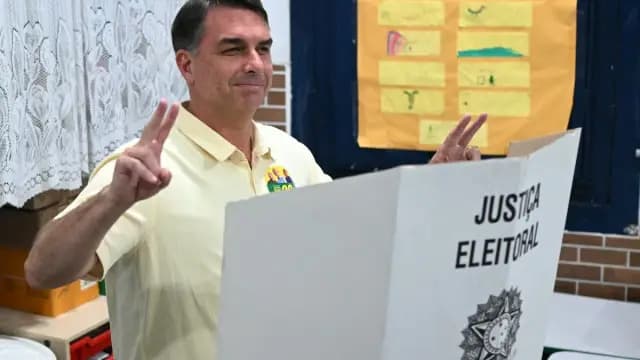 Após votar, Flávio Bolsonaro fala em “voto de revolta” para vencer no 1º turno
