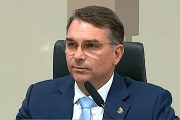 Flávio Bolsonaro busca apoio de Caiado e aliados para 2º turno