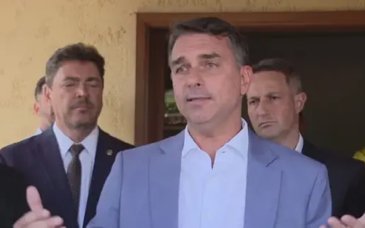 Flávio Bolsonaro cita mudanças na Constituição e fala em “redemocratizar” o país