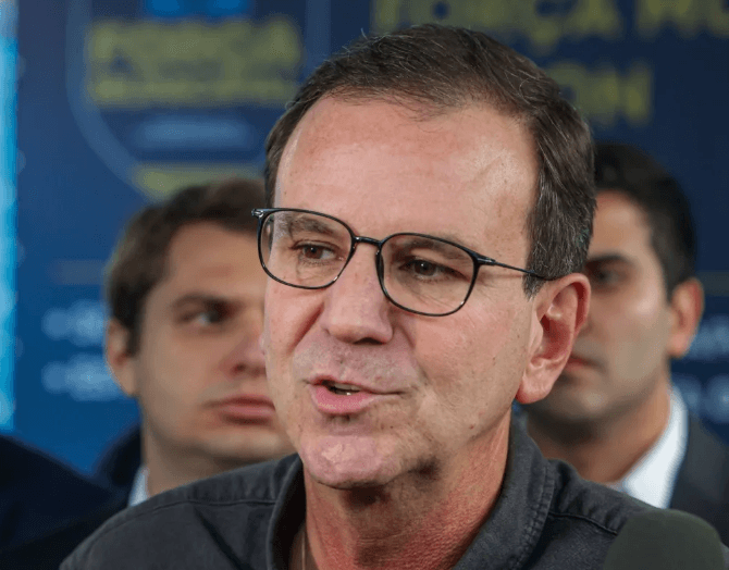 Paes pede ao TSE que mantenha 2º turno no RJ após desistência de Garotinho