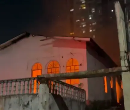 Incêndio destrói casa abandonada no Adrianópolis