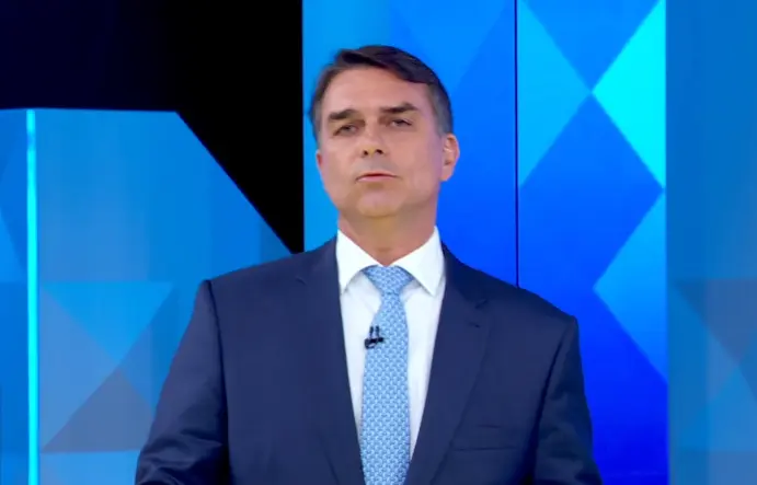 Flávio Bolsonaro promete reajuste acima da inflação para aposentados rurais