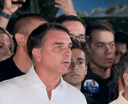 Flávio Bolsonaro anuncia que pedirá anulação da eleição