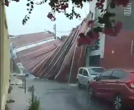 Chuva forte provoca destelhamentos, alagamentos e queda de árvores em Manaus
