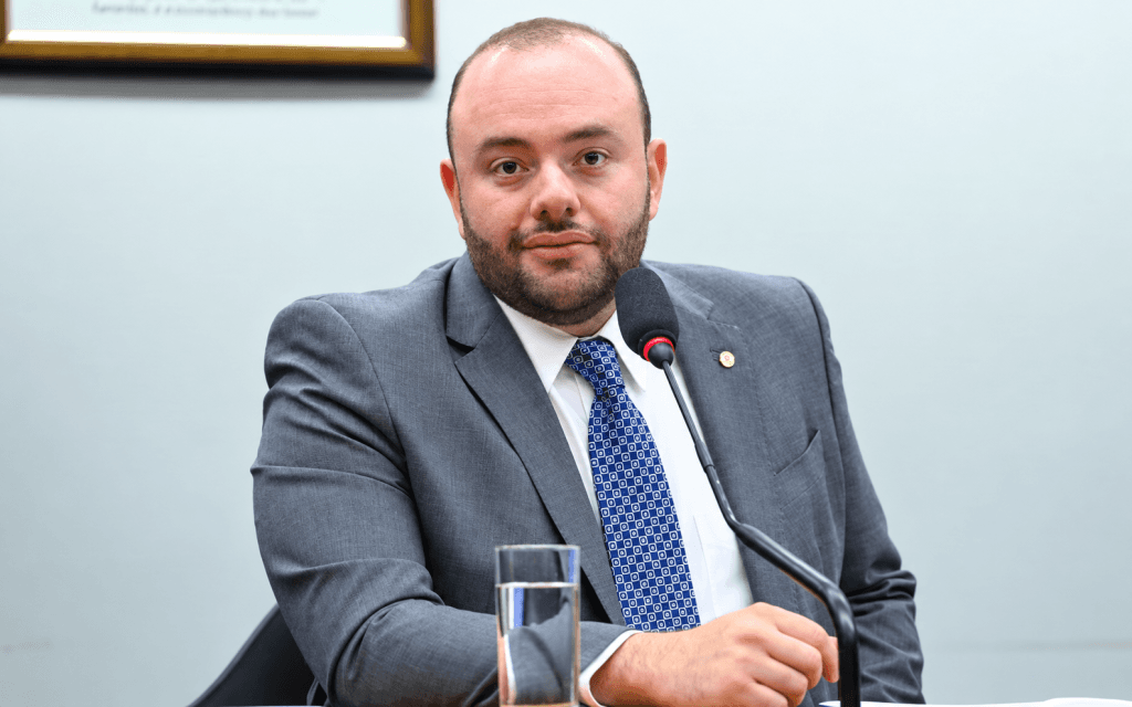 Fausto Jr. apoia Omar Aziz no AM, mas mantém voto em Flávio Bolsonaro