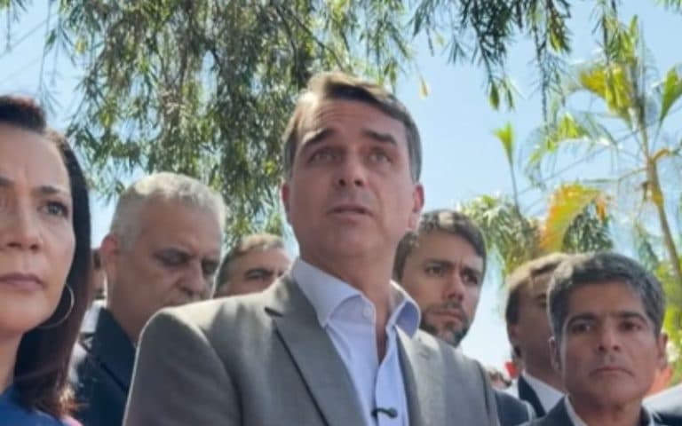 Flávio diz que mudança na Constituição se refere à maioridade penal e fim da reeleição