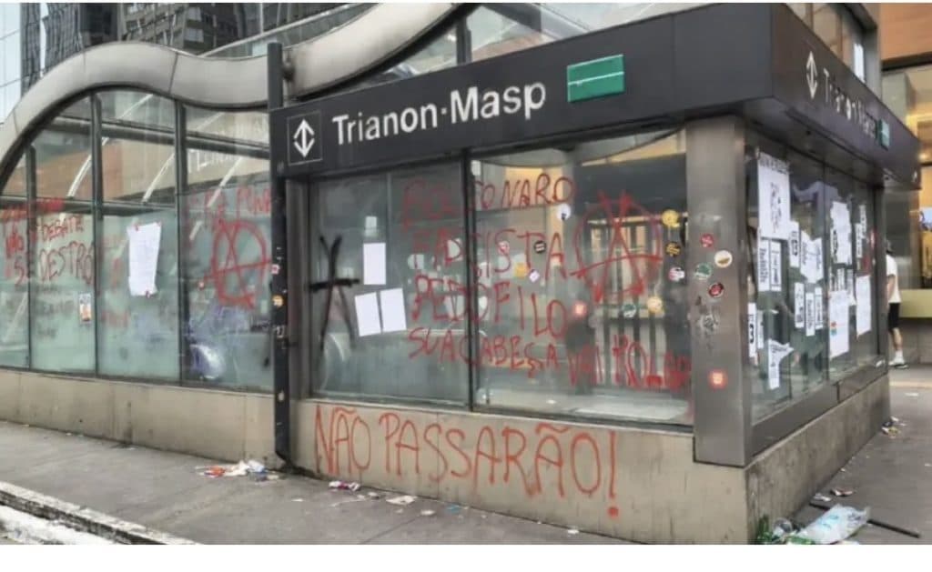Após manifestação pró-Lula, Prefeitura de SP limpa sujeira e pichações
