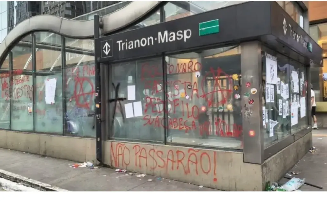 Após manifestação pró-Lula, Prefeitura de SP limpa sujeira e pichações