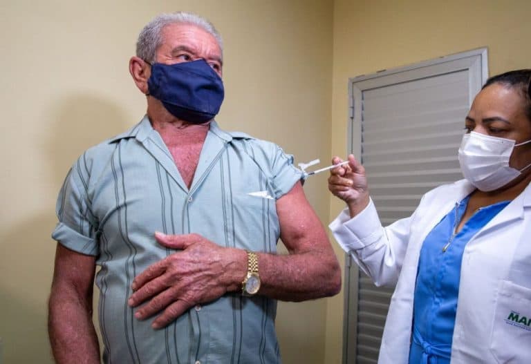 Manaus amplia vacinação contra pneumonia para idosos 85+