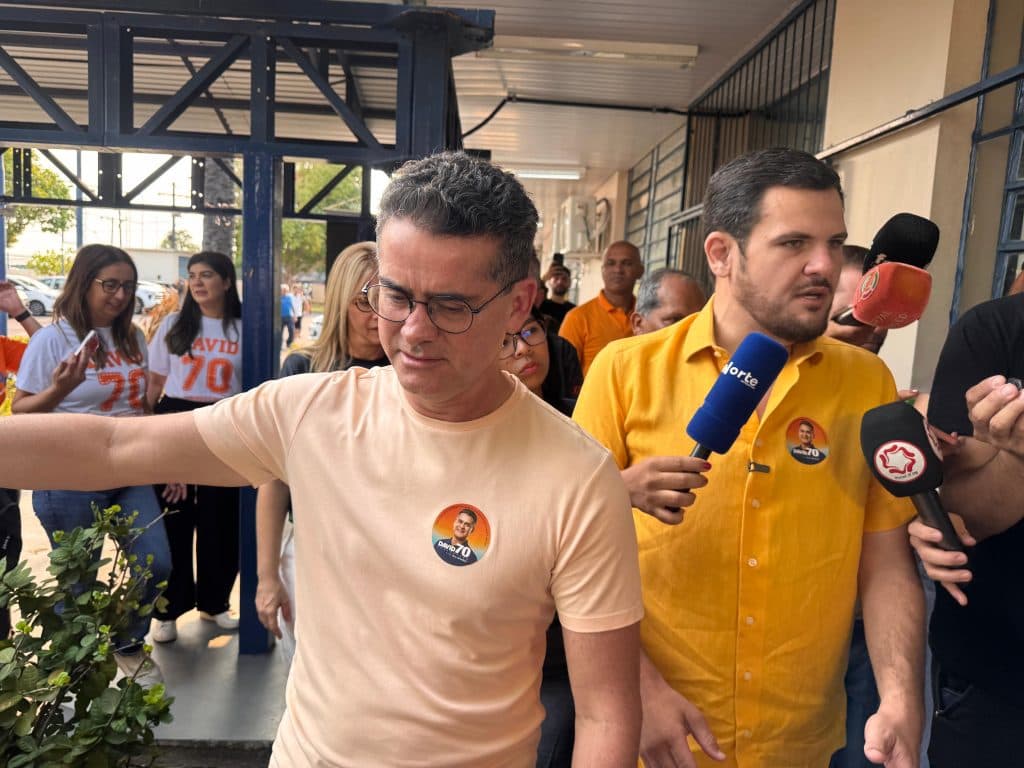 Renato Junior vota na zona Centro-Oeste acompanhado de David Almeida