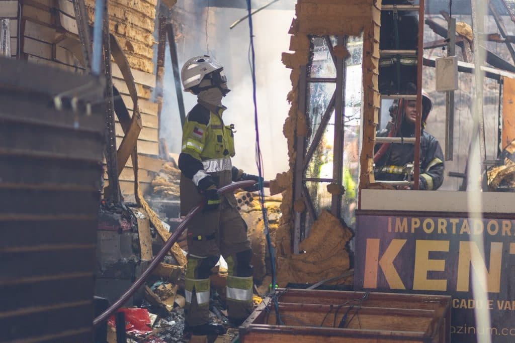 Incêndio atinge nove estabelecimentos no Centro de Manaus