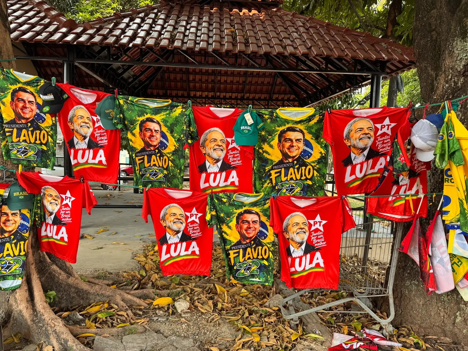 Vendedores informais aproveitam eventos do PT e PL para faturar em Manaus