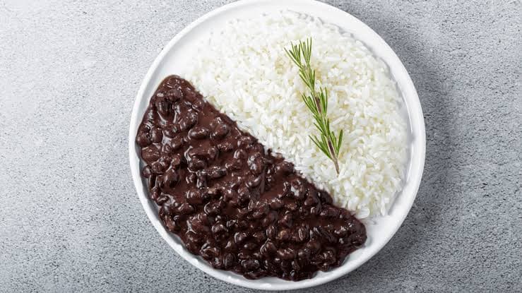Do açaí com peixe ao ketchup na pizza, diferenças regionais alimentam debates