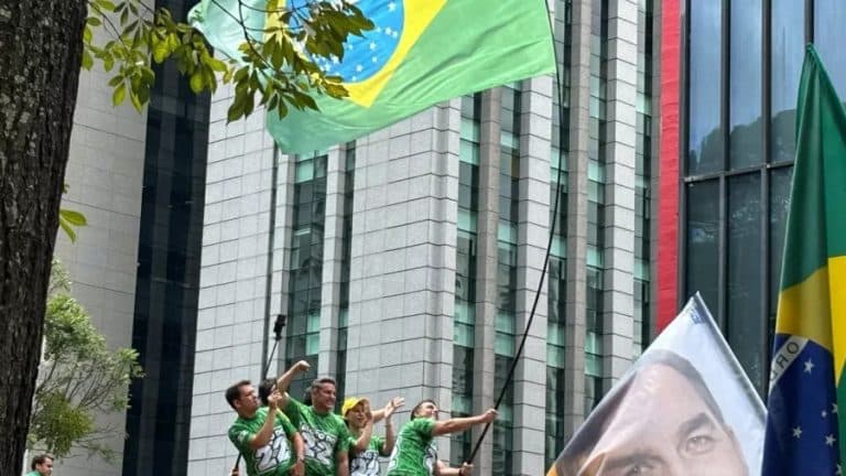 Em ato, Flávio diz que vai “esfregar os crimes” de Lula em debate