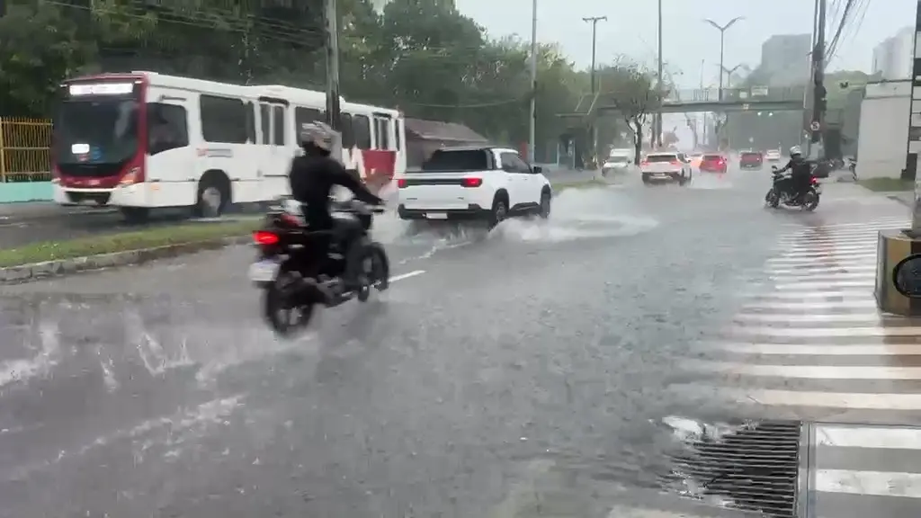 Temporal deixa principais avenidas de Manaus alagadas; veja vídeos