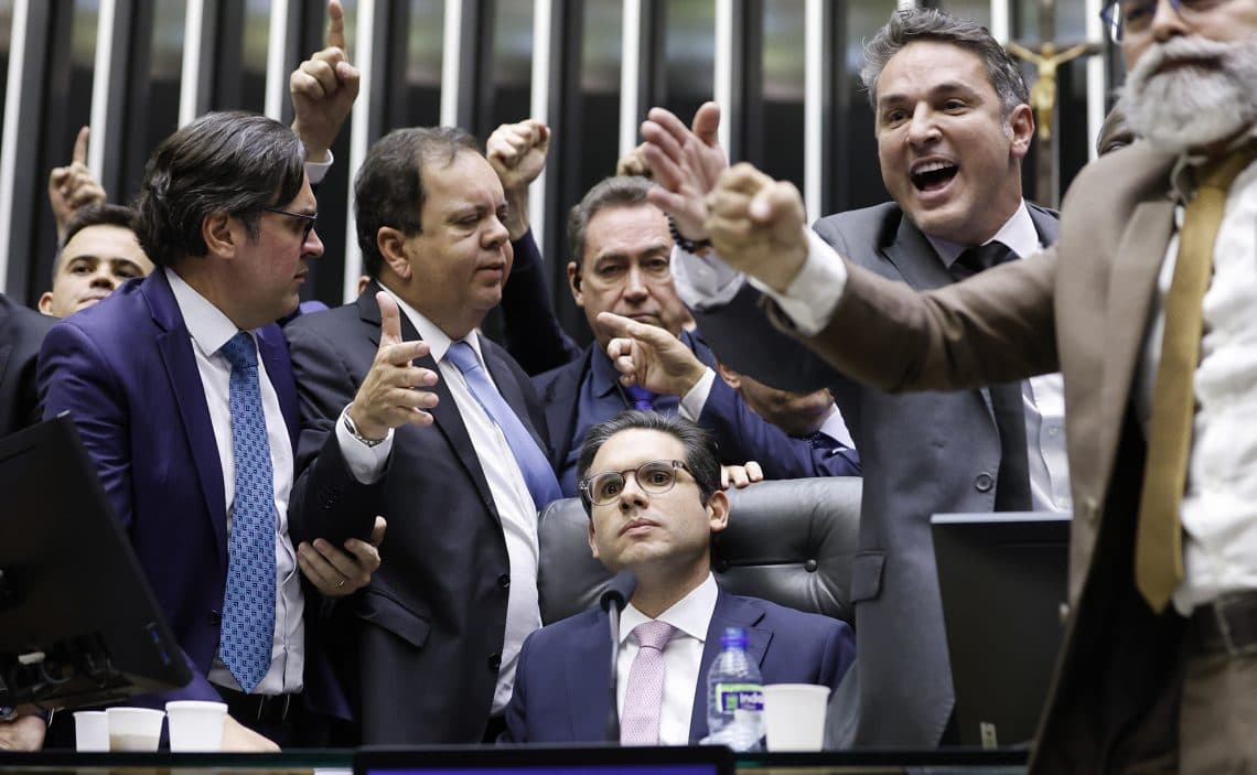 PL articula apoio a Hugo Motta na Câmara em troca de força para Marinho no Senado