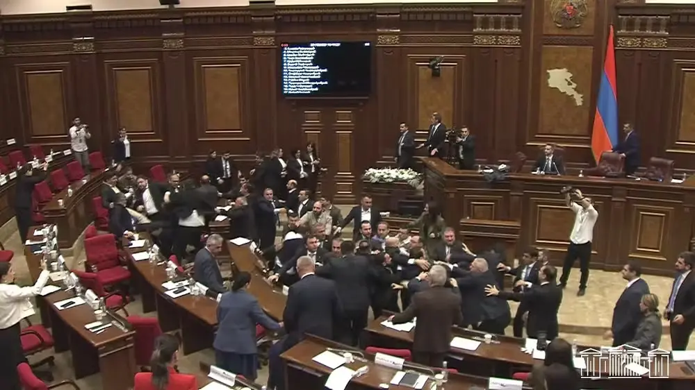 Confusão no Parlamento da Armênia tem cadeiradas e deputados feridos