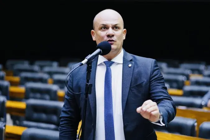 Deputados questionam intimação de Flávio para entregar passaporte