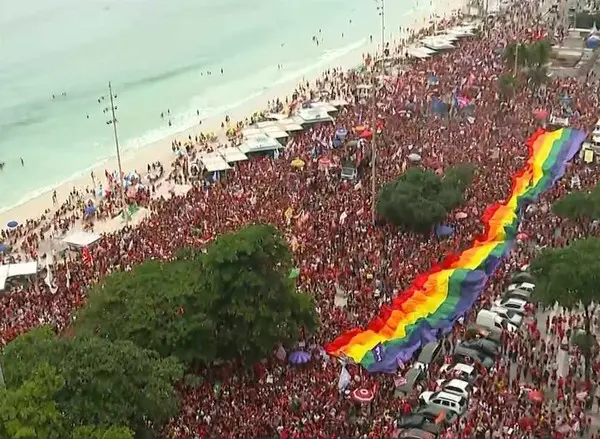 Ato pró-Lula reúne apoiadores em Copacabana