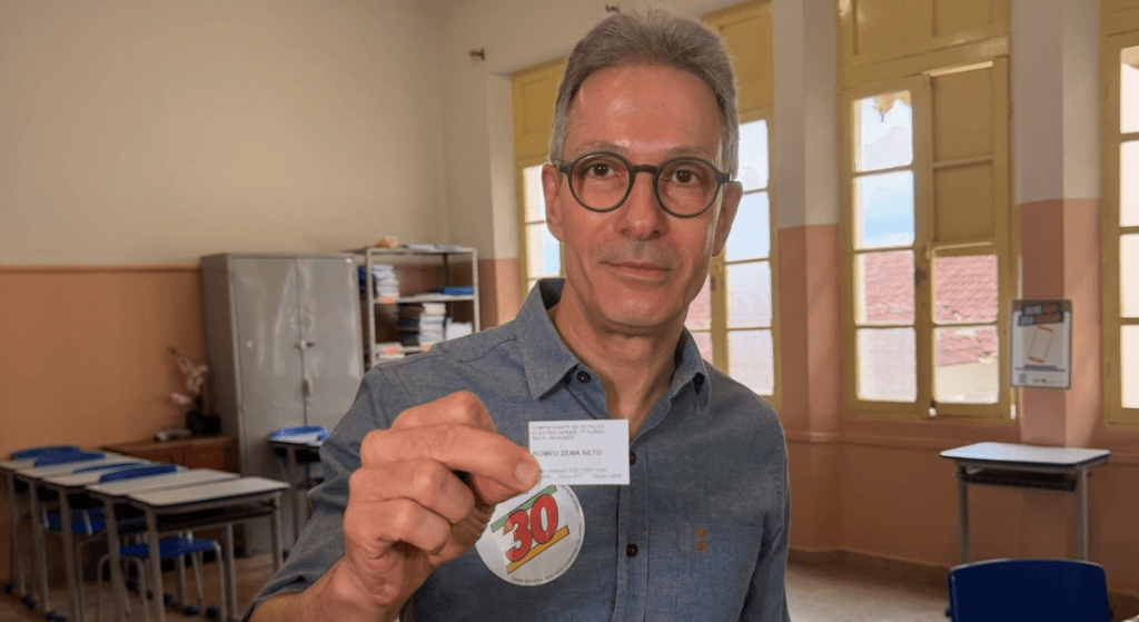 Zema se explica por ter levado celular à cabine de votação: “Ninguém me lembrou”