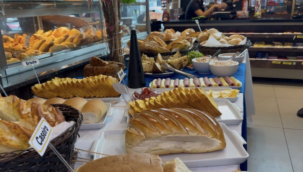 Por trás de cada pão francês, uma rotina de trabalho que não para em Manaus