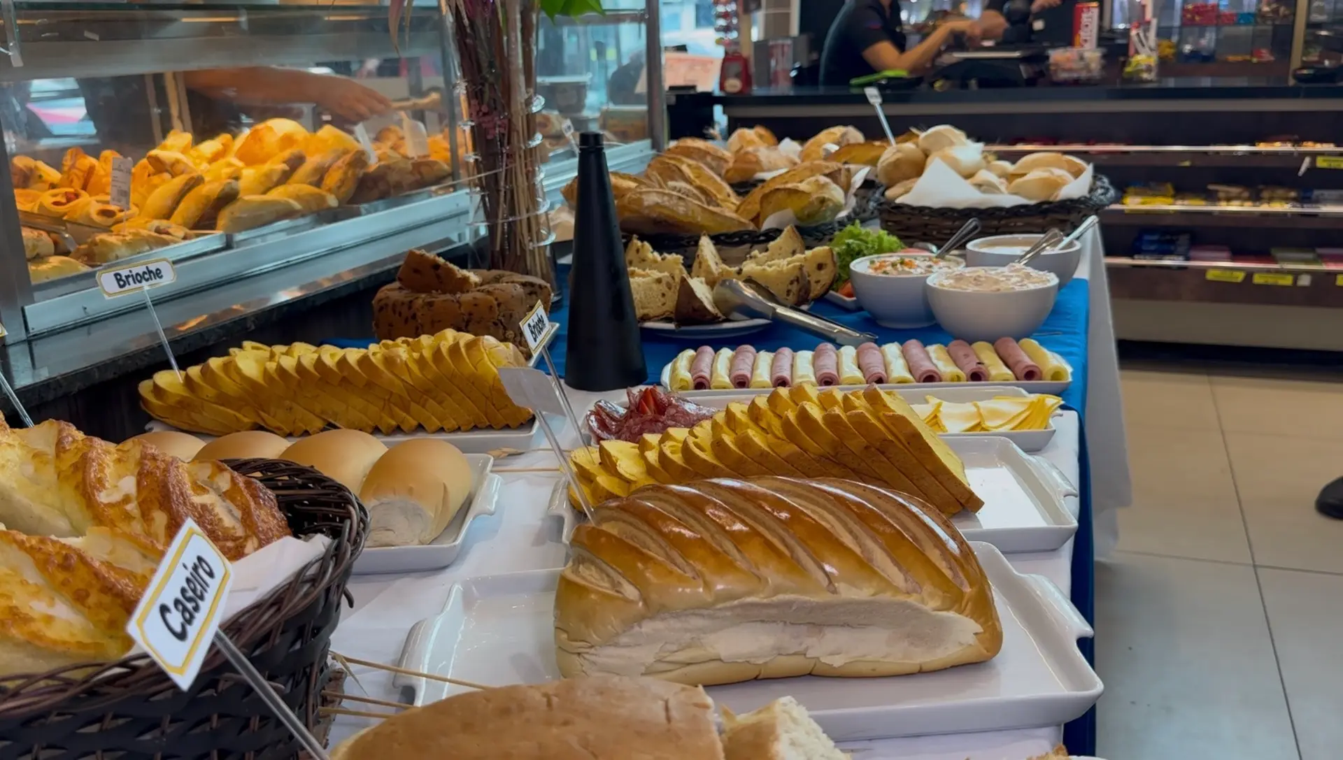Por trás de cada pão francês, uma rotina de trabalho que não para em Manaus