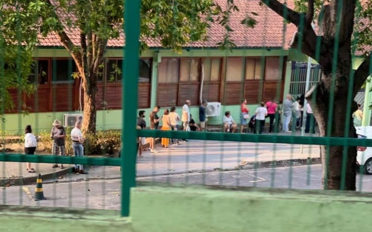 Eleitores formam filas e chegam cedo para votar em Manaus