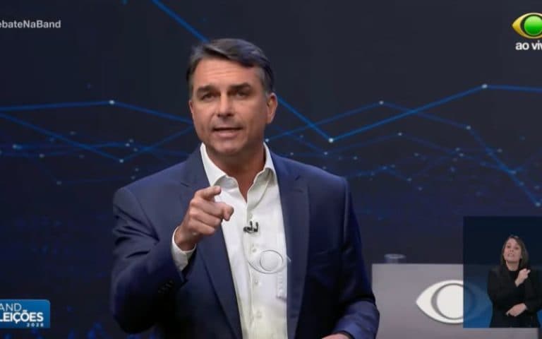 Em debate, Flávio defende classificar PCC e CV como terroristas
