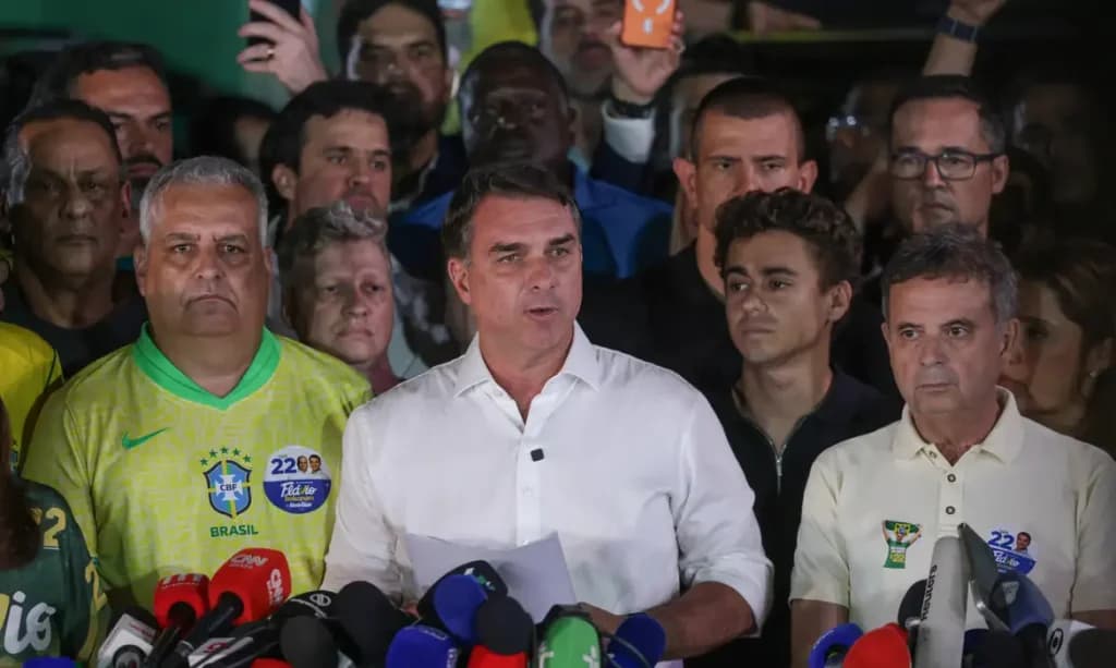 Aliados confirmam que Flávio Bolsonaro deixou o país rumo aos EUA