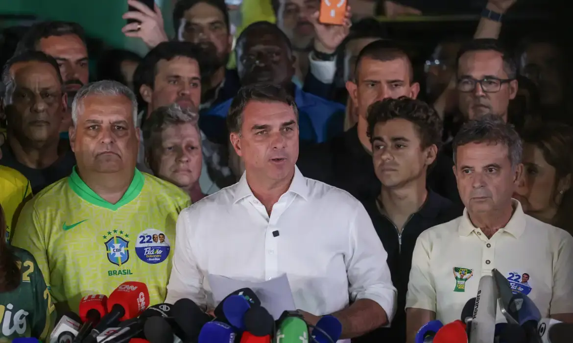 TSE desmente Flávio Bolsonaro sobre retirada de fiscais da sala-cofre: “Afirmação falsa”
