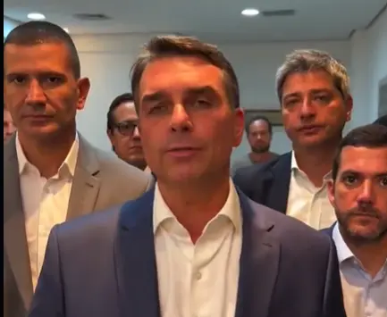 “Não vou compactuar com censura”, diz Flávio após desistir de debate