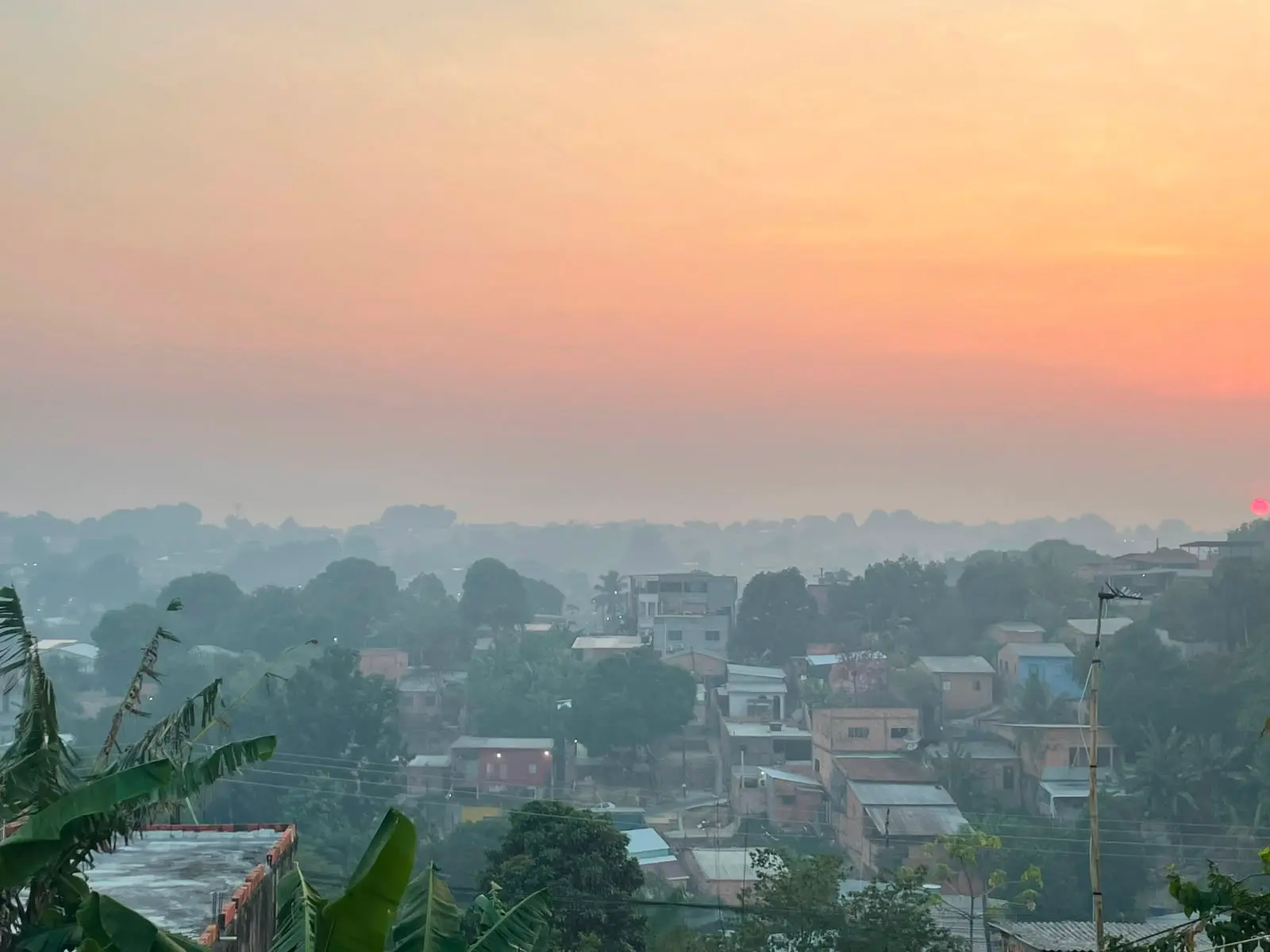 Manaus amanhece com fumaça e ar perigoso para a saúde