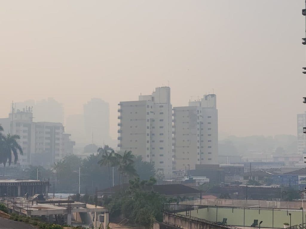 Sob fumaça intensa, Defesa Civil orienta uso de máscaras em Manaus