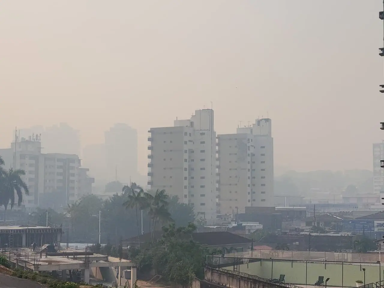 Sob fumaça intensa, Defesa Civil orienta uso de máscaras em Manaus