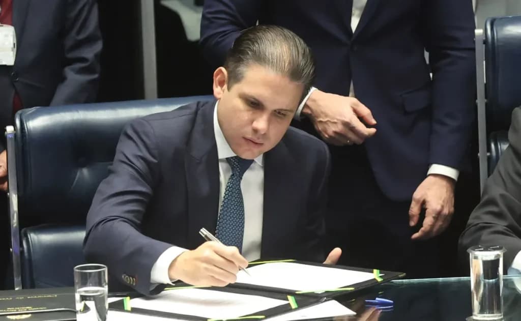 Hugo Motta anuncia escala 5×2 para terceirizados da Câmara