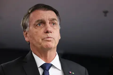Bolsonaro recebe nova tornozeleira eletrônica em Brasília