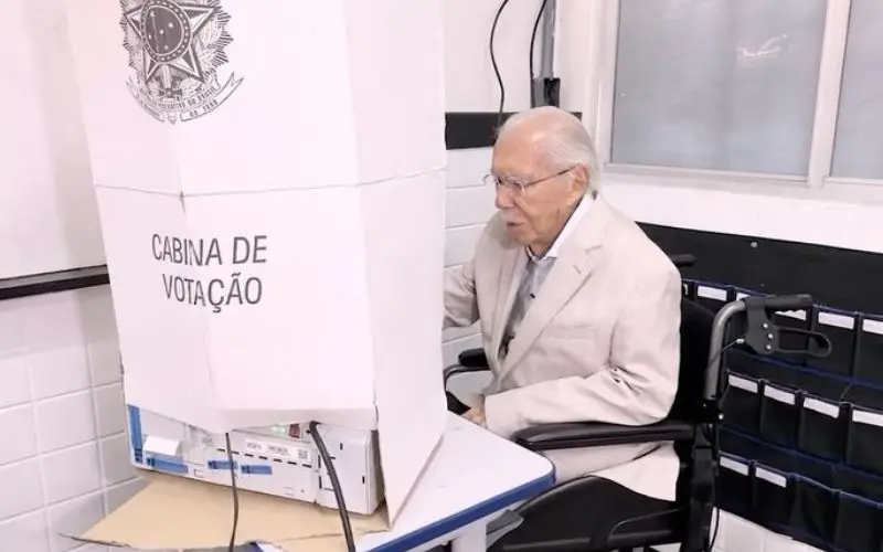 Aos 96 anos, José Sarney vota e destaca a importância da democracia