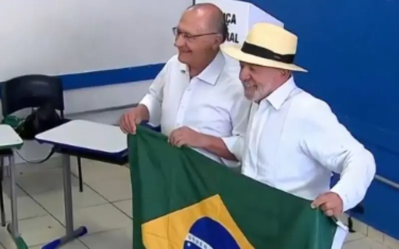 Após votar, Lula diz que eleição define entre democracia e “barbárie”