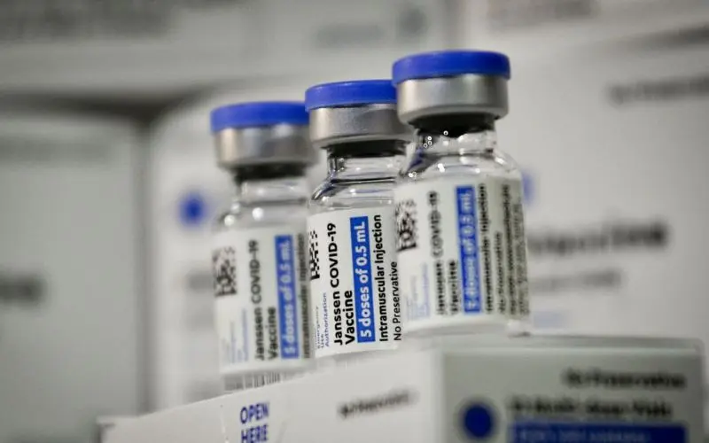 Anvisa suspende lote de medicamento da Janssen por possível presença de vidro